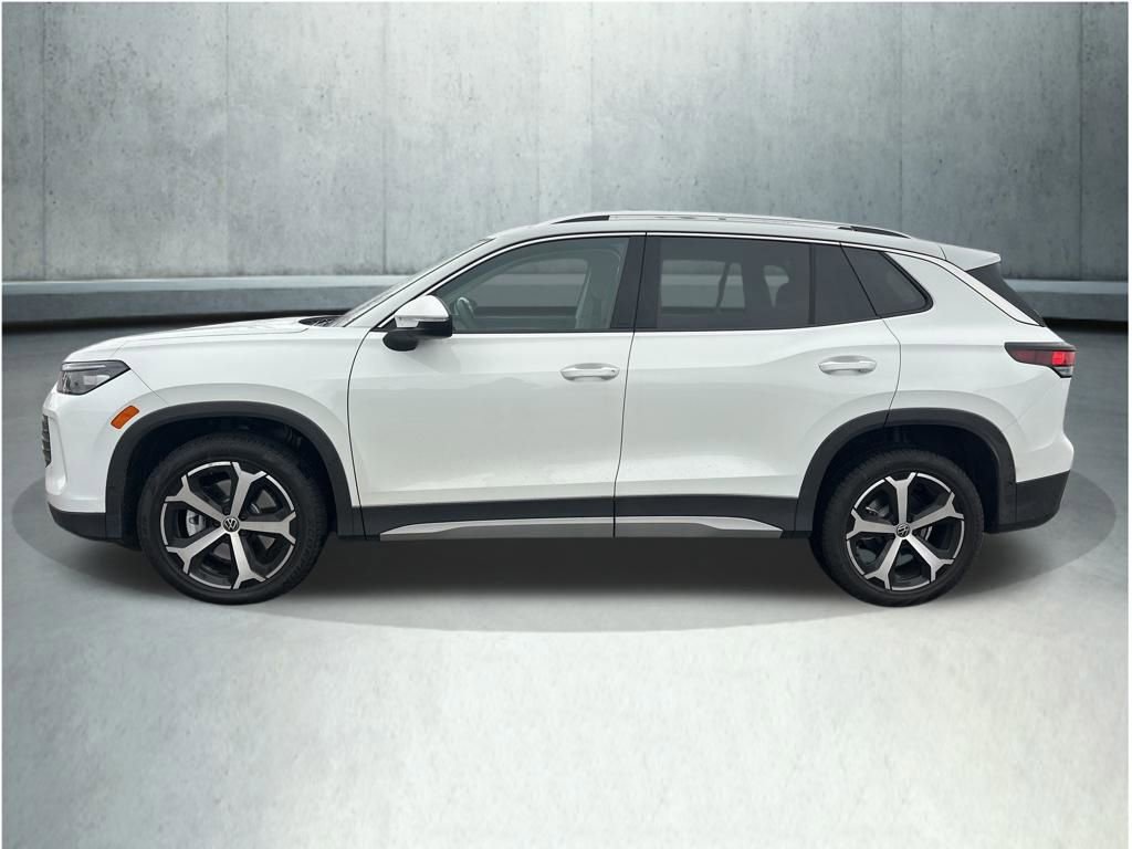 Used 2025 Volkswagen Tiguan SE w/ Panoramic Sunroof Package image 2