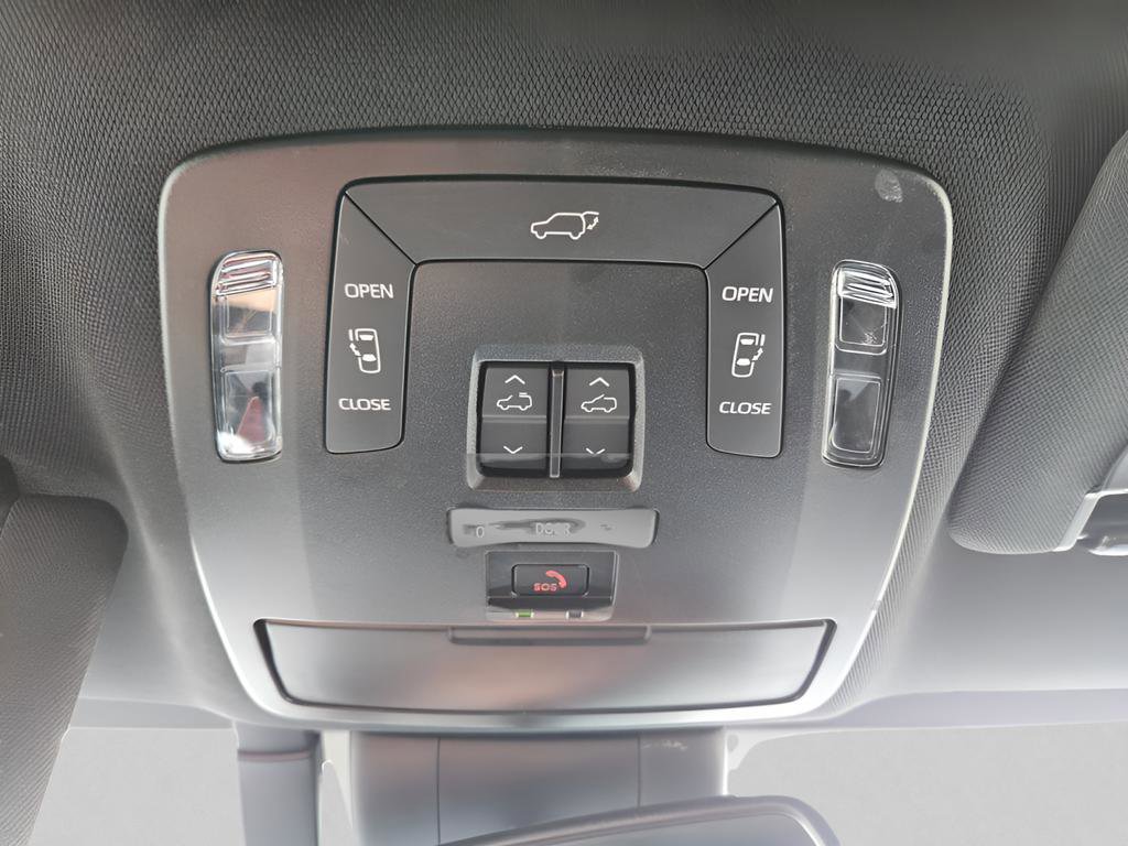 Used 2025 Toyota Sienna XSE w/ XSE Premium Package AWD/4WD image 31