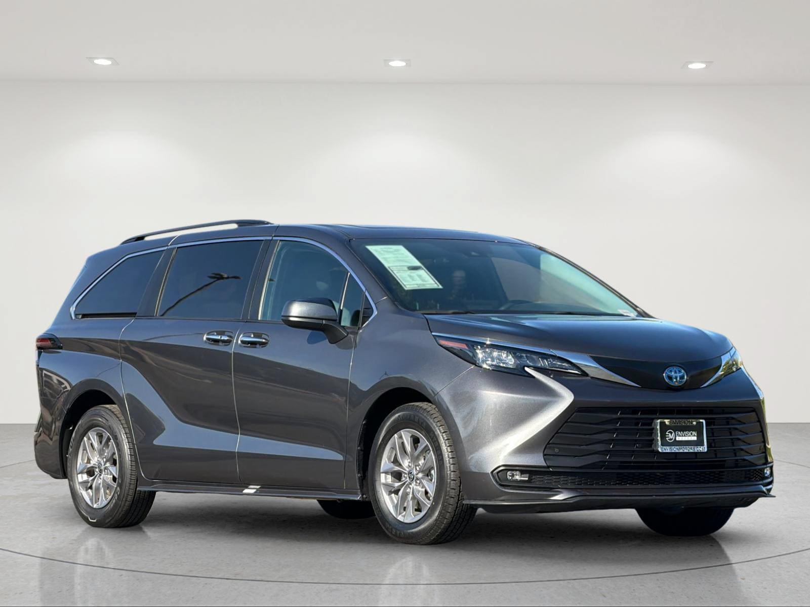 Used 2025 Toyota Sienna XLE FWD image 7