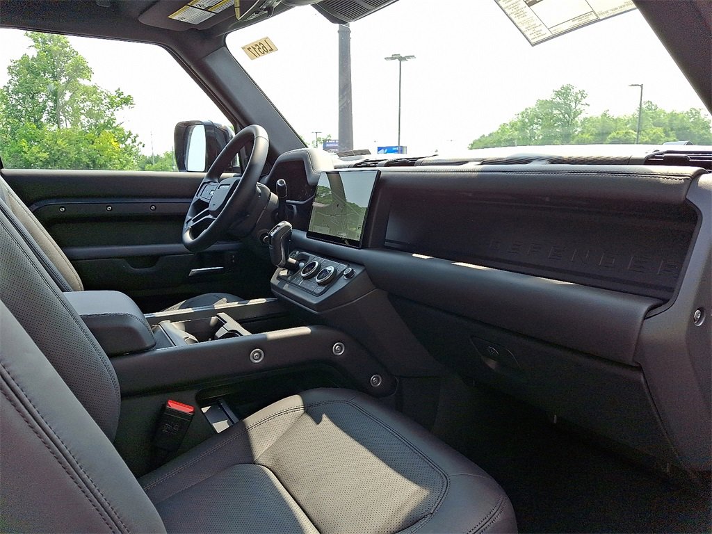 Used 2025 Land Rover Defender 110 S image 6