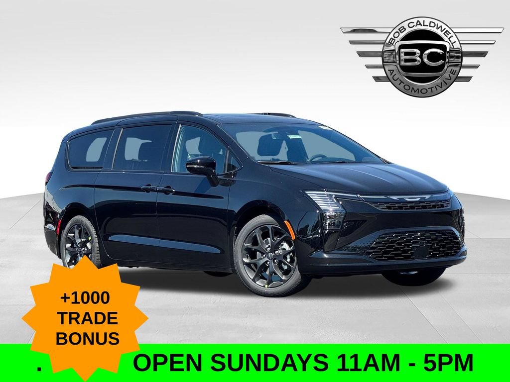 New 2027 Chrysler Pacifica Limited w/ Family Tech Group