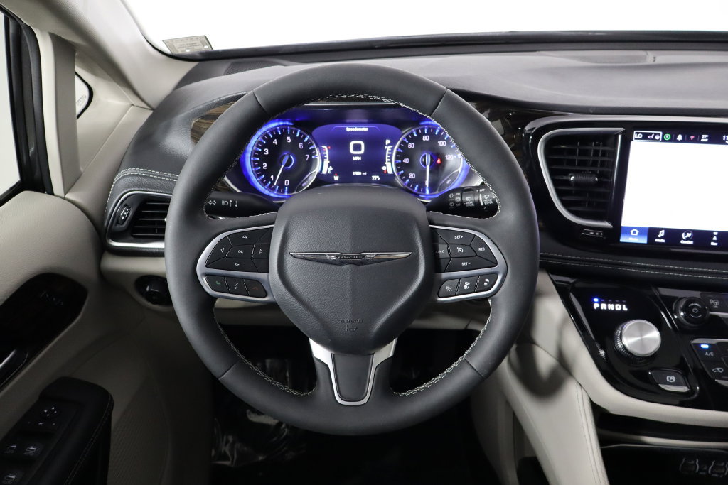 Used 2023 Chrysler Pacifica Limited FWD image 7