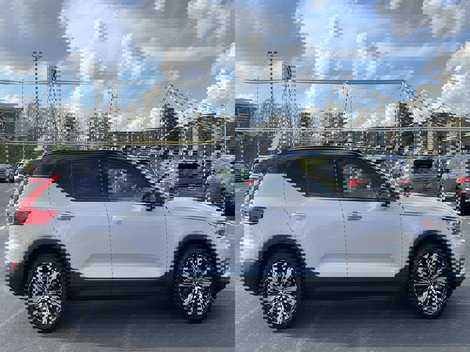 Certified 2022 Volvo XC40 P8 Recharge Plus image 8