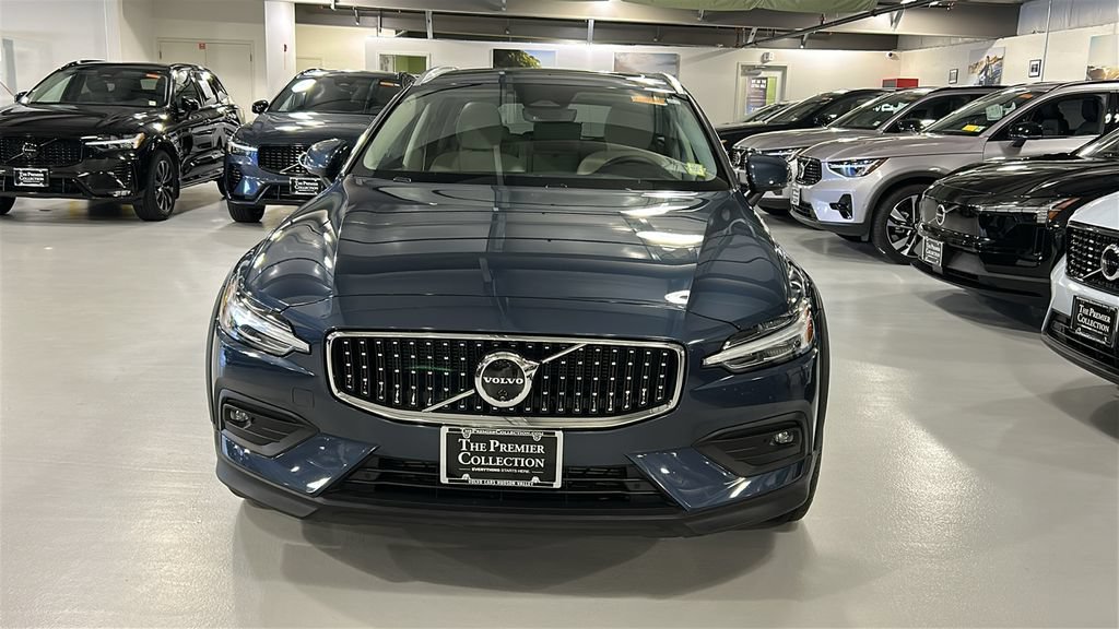 Used 2024 Volvo V60 B5 Cross Country Plus AWD/4WD image 2
