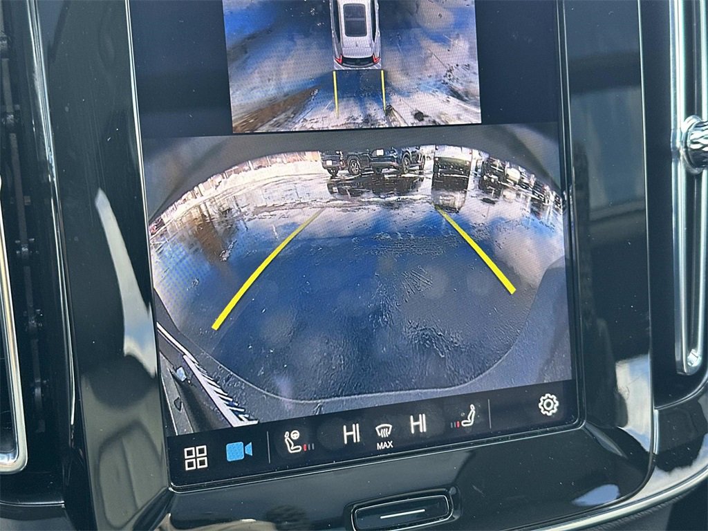 Used 2025 Volvo XC40 B5 Plus image 28