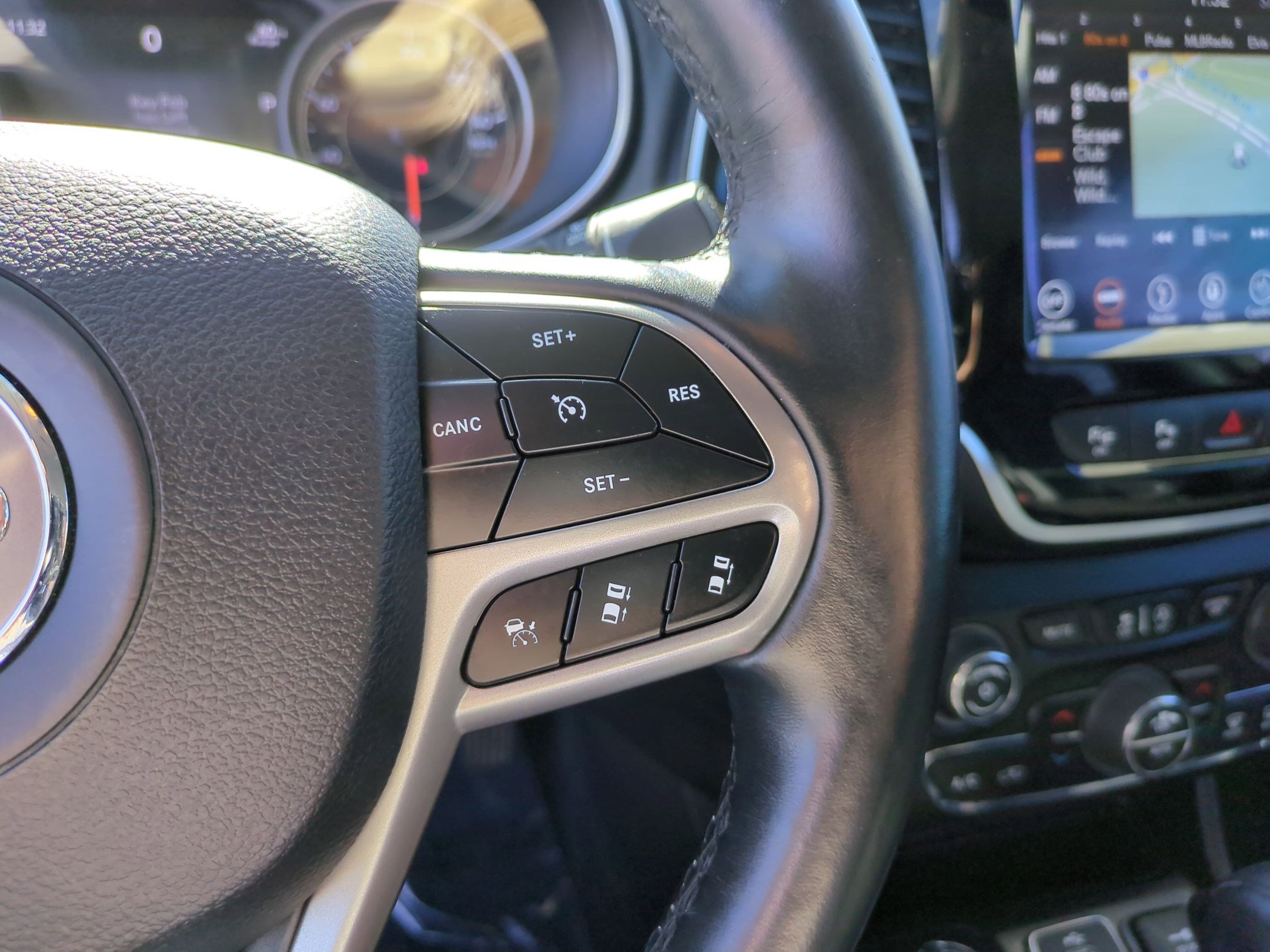 Used 2019 Jeep Cherokee Overland w/ Technology Group image 18