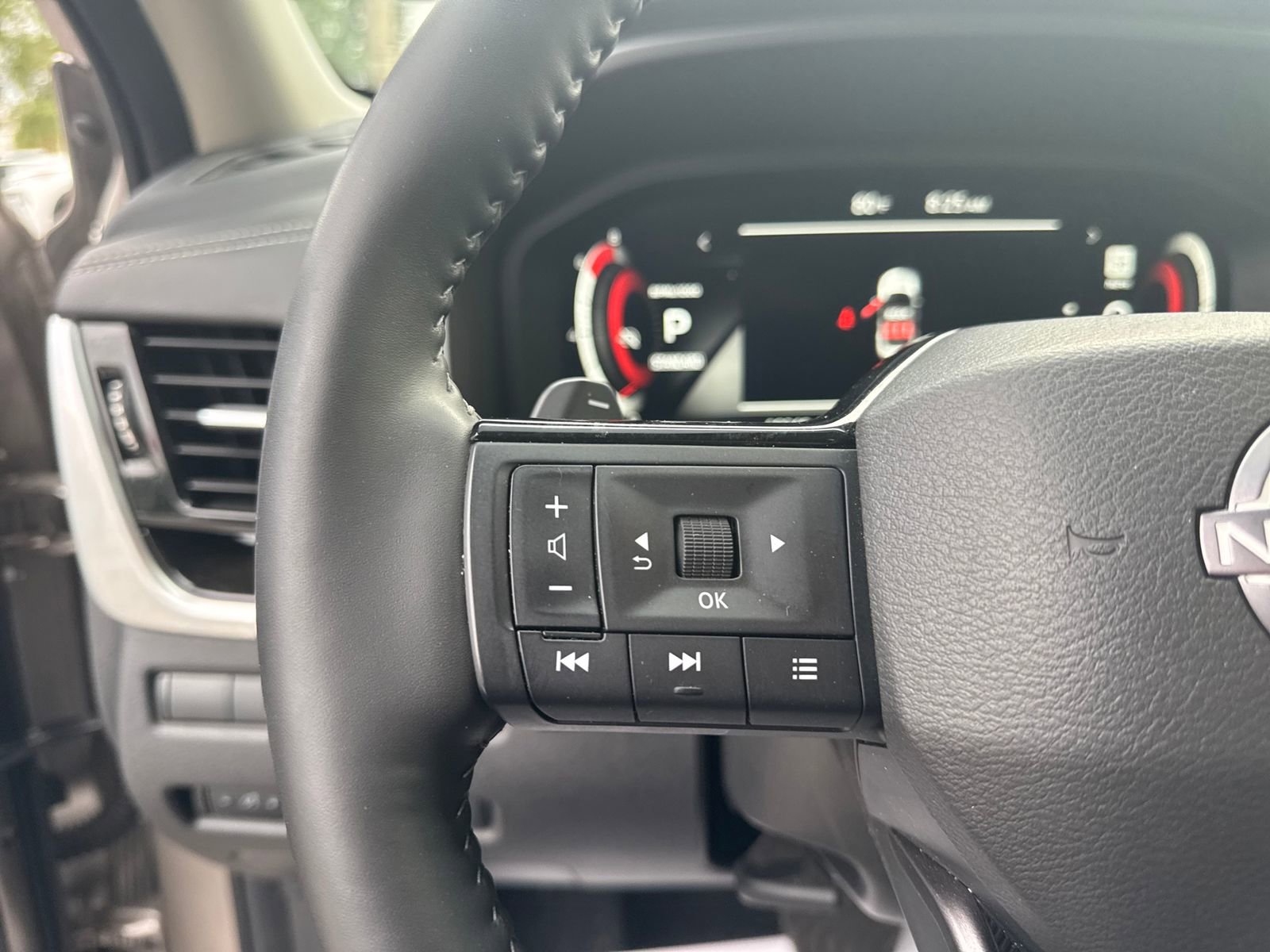 Certified 2025 Nissan Rogue SL w/ SL Premium Package FWD image 14