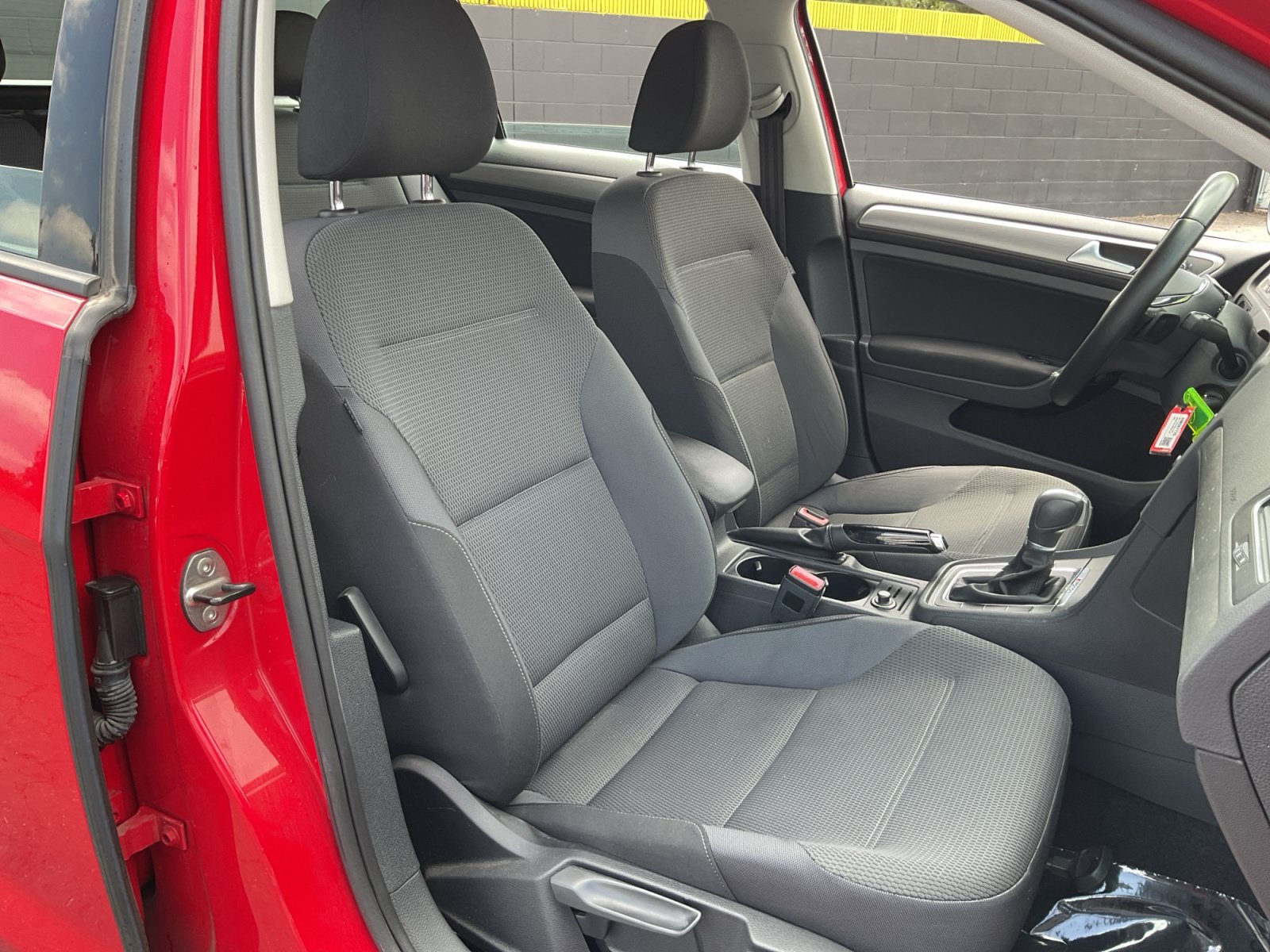 Used 2017 Volkswagen Golf S AWD/4WD image 17