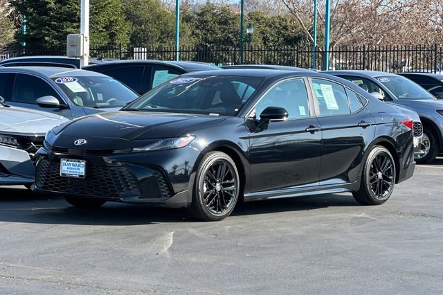 Used 2025 Toyota Camry SE image 7