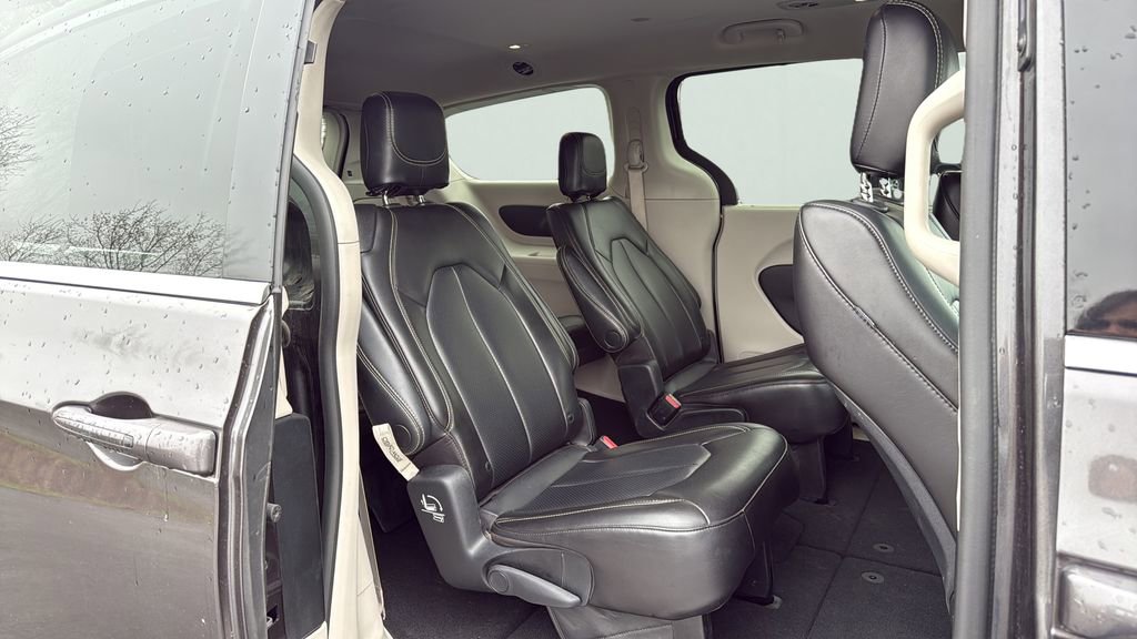 Used 2023 Chrysler Pacifica Touring-L FWD image 12
