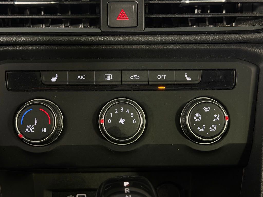 Used 2022 Volkswagen Taos SE w/ Panoramic Sunroof Package FWD image 18