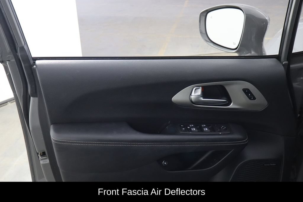 Used 2022 Chrysler Pacifica Limited w/ Uconnect Theater Family Group FWD image 14