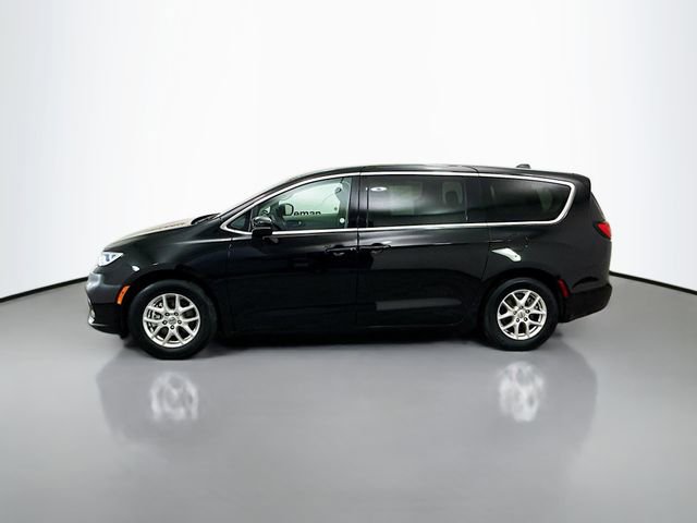 Used 2024 Chrysler Pacifica Touring-L image 4