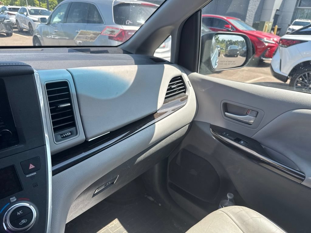 Used 2015 Toyota Sienna XLE Premium FWD image 19