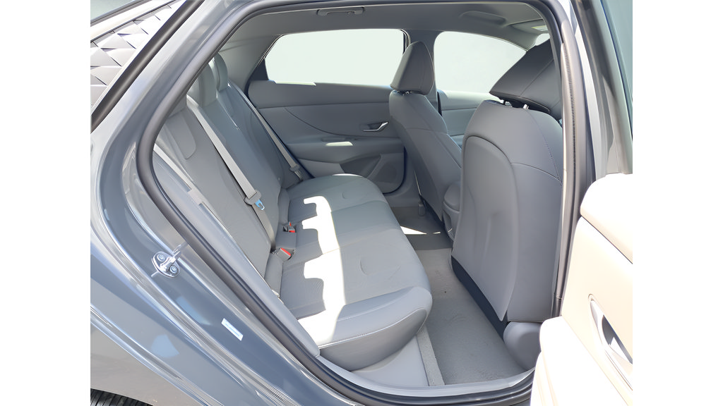 Used 2026 Hyundai Elantra SE FWD image 14