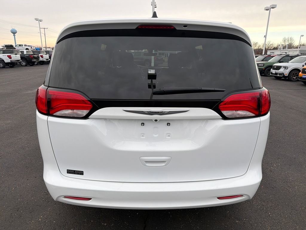 Used 2022 Chrysler Voyager LX image 4
