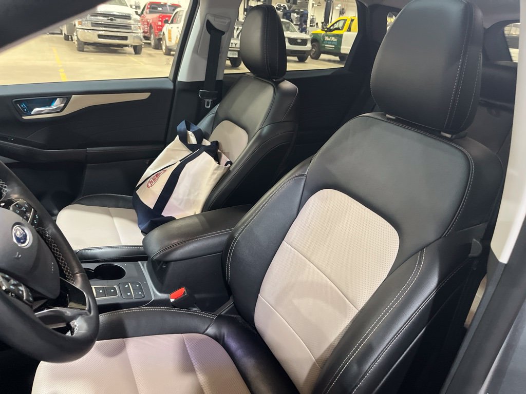 Used 2022 Ford Escape Titanium w/ Titanium Elite Package AWD/4WD image 13
