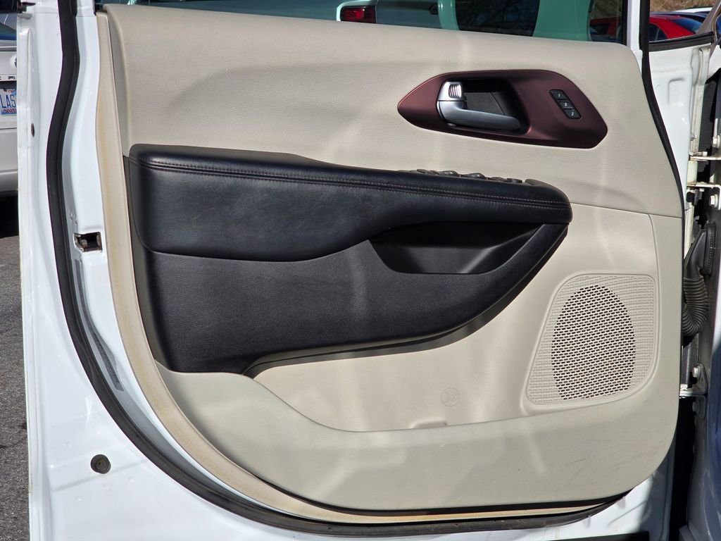 Used 2017 Chrysler Pacifica Limited w/ Tire & Wheel Group image 44