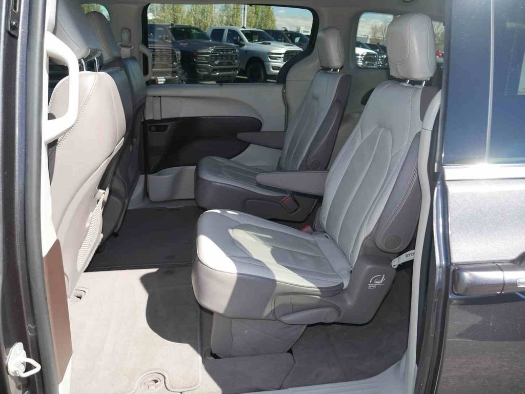 Used 2019 Chrysler Pacifica Touring-L w/ Advanced Safetytec Group image 14