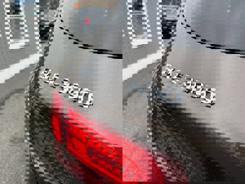 Used 2018 Mercedes-Benz GLC 300 4MATIC w/ Premium Package image 13