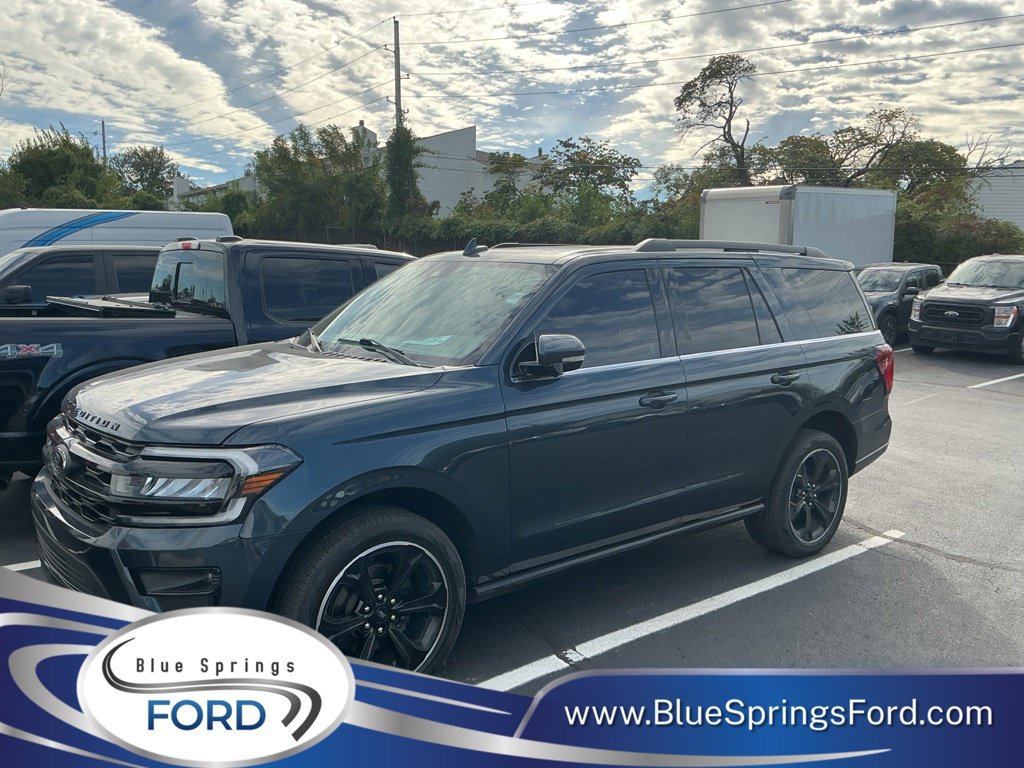Used 2022 Ford Expedition Limited AWD/4WD image 1