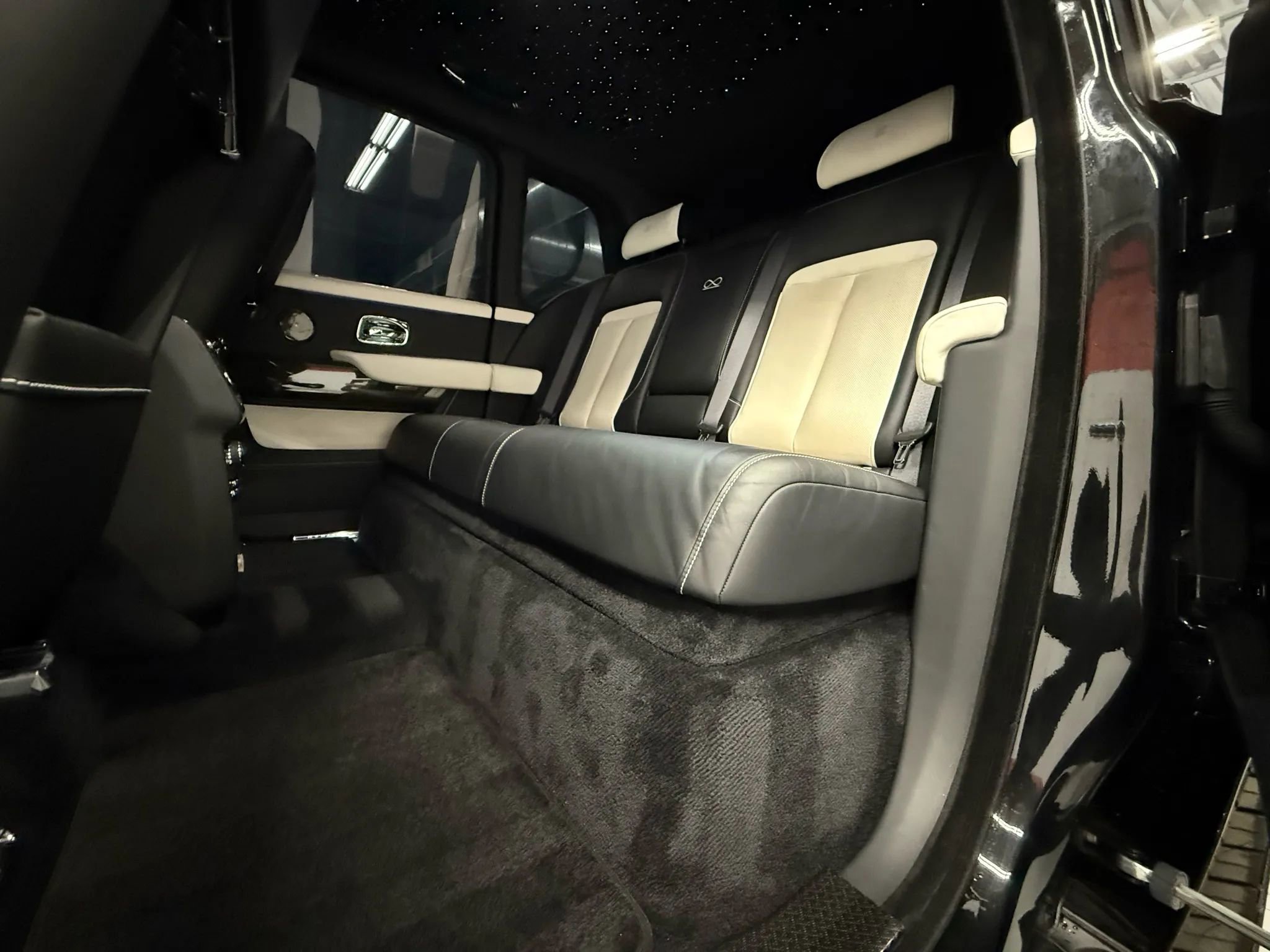 Used 2022 Rolls-Royce Cullinan Black Badge w/ Dark Exterior Package image 51