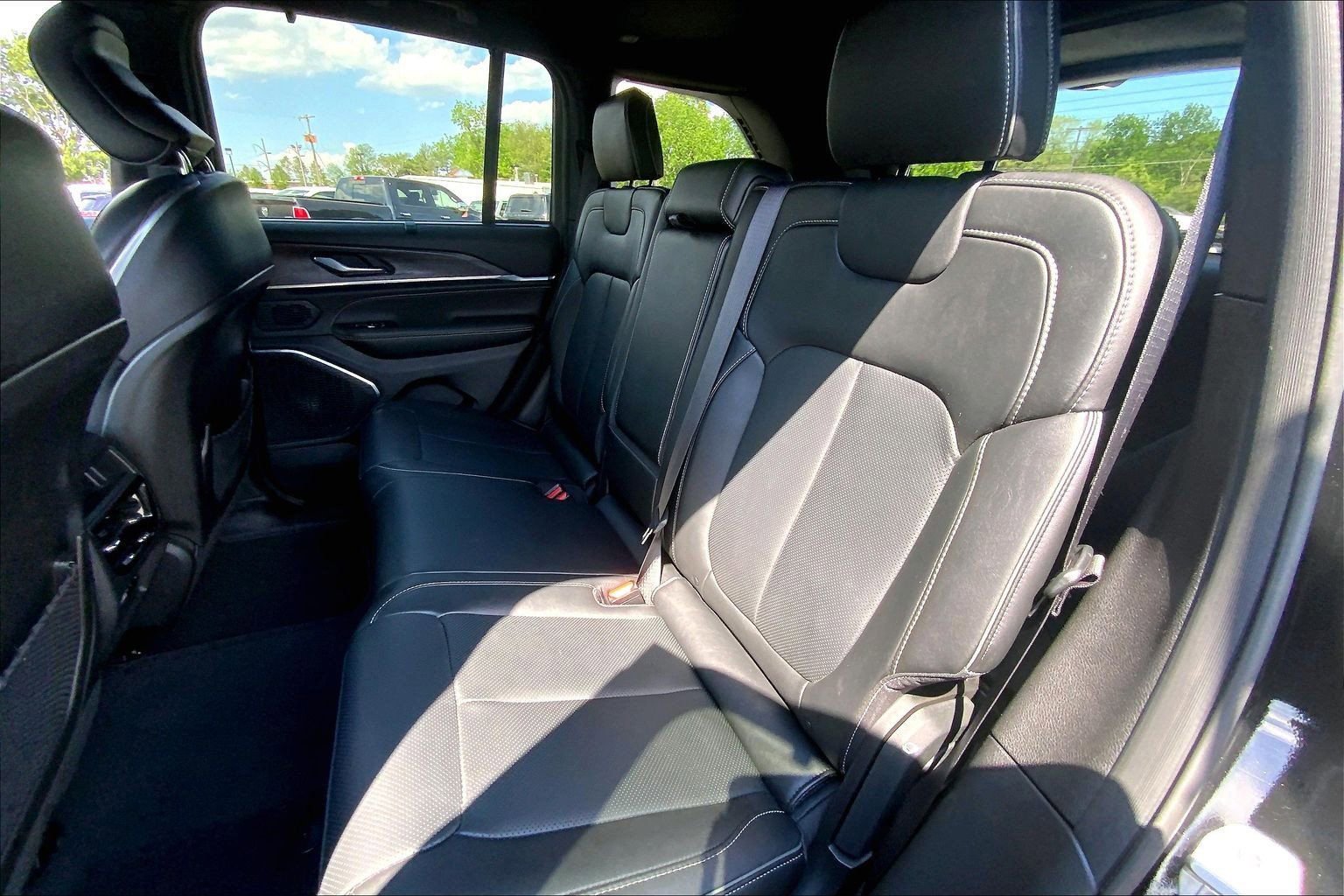 Certified 2025 Jeep Grand Cherokee Overland w/ Luxury Tech Group IV AWD/4WD image 19