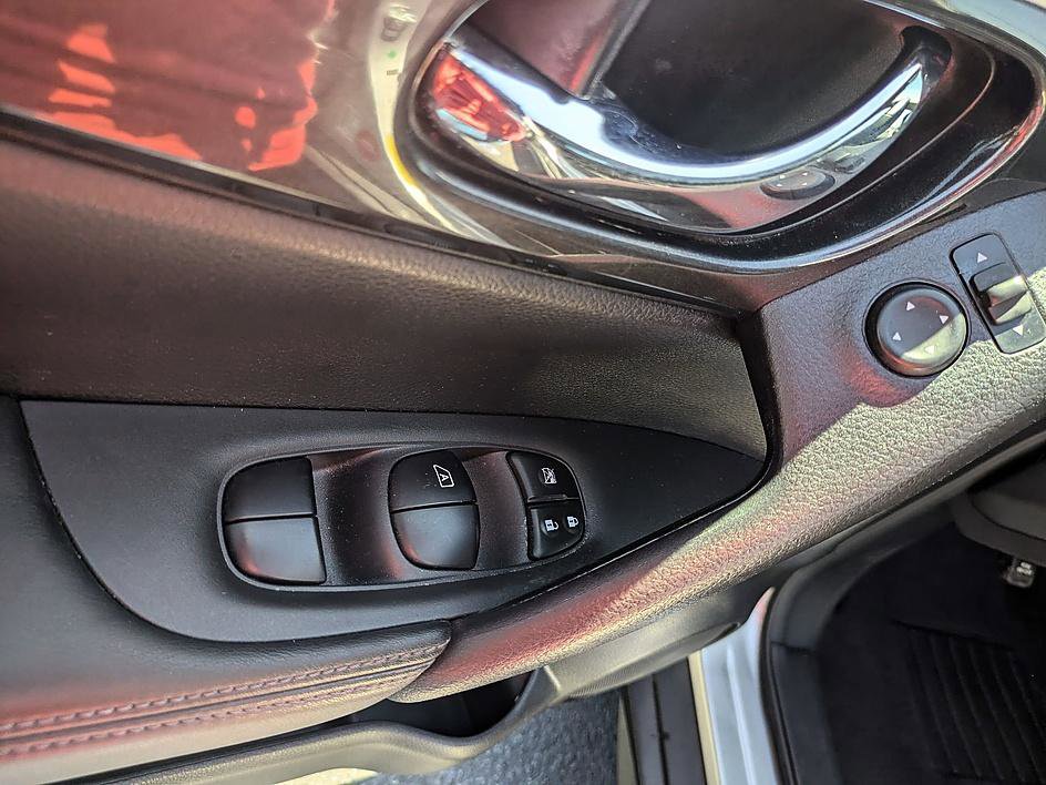 Used 2017 Nissan Rogue SV w/ SV Premium Package FWD image 15