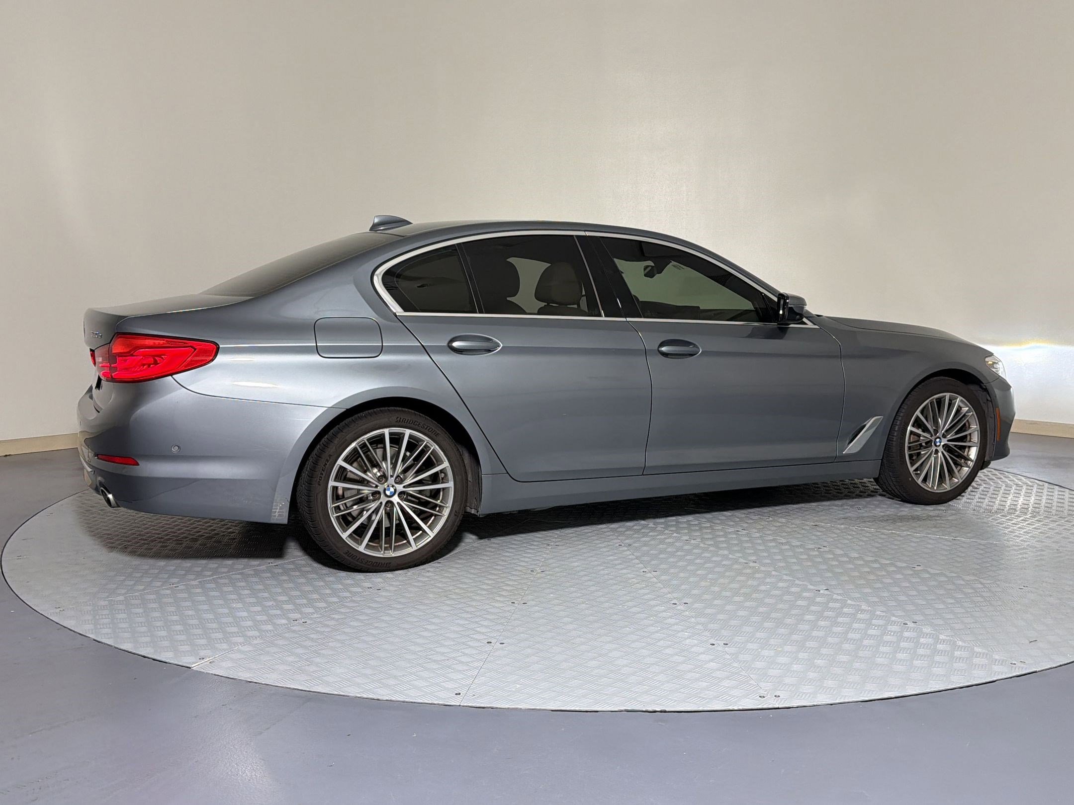 Used 2020 BMW 530e w/ Premium Package RWD image 9