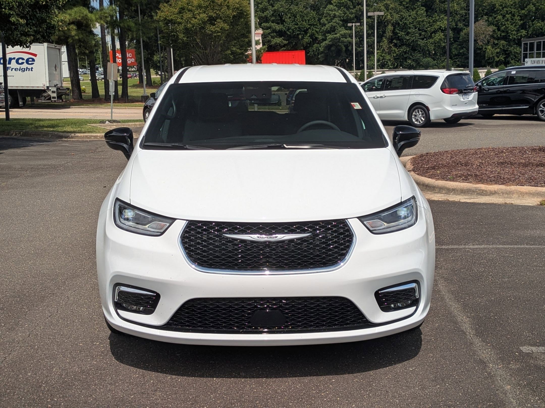 New 2026 Chrysler Pacifica Select image 2