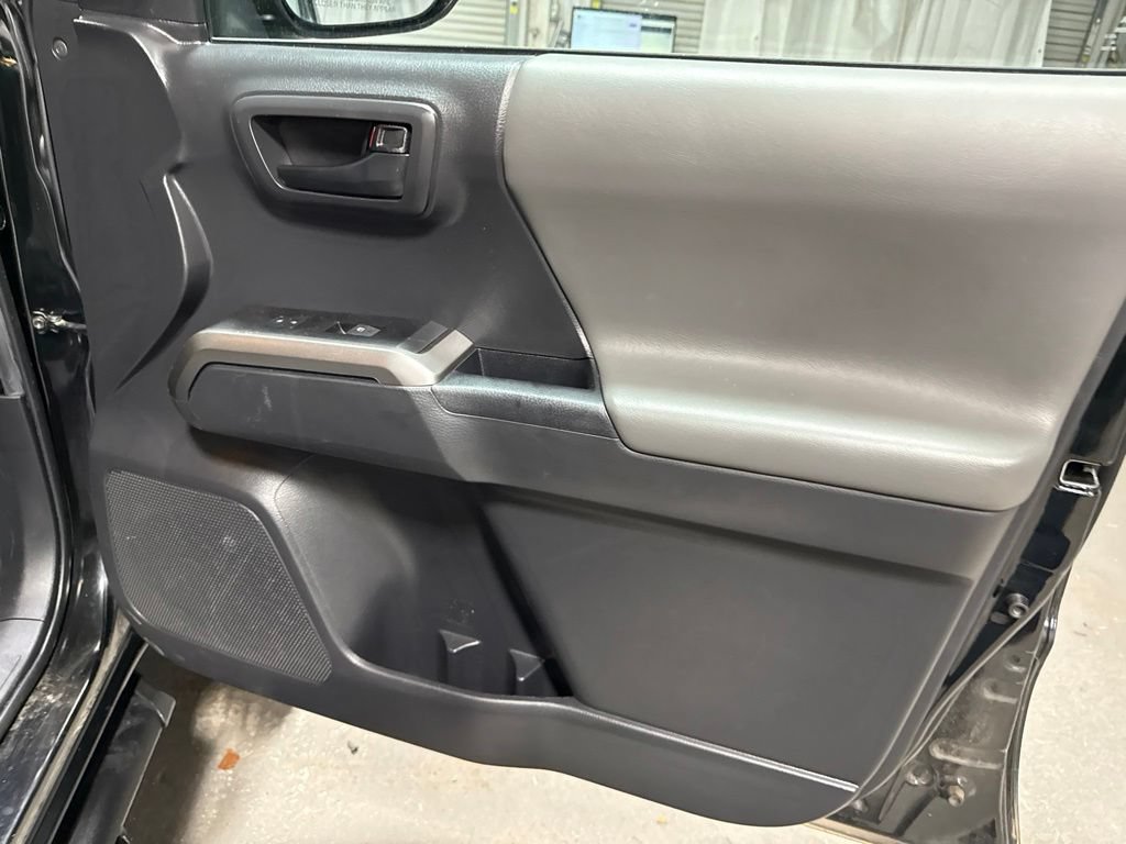 Used 2022 Toyota Tacoma SR5 w/ Technology Package RWD image 11