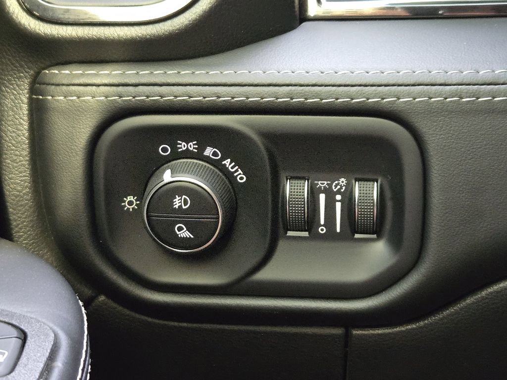 Used 2025 RAM 2500 Limited AWD/4WD image 17