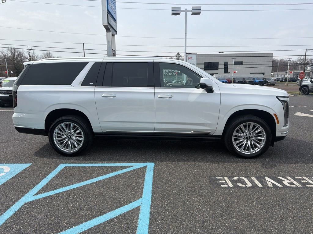 Used 2025 Cadillac Escalade ESV Premium Luxury image 4