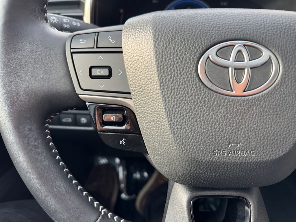 Used 2025 Toyota Camry SE w/ Multimedia Upgrade Package image 29