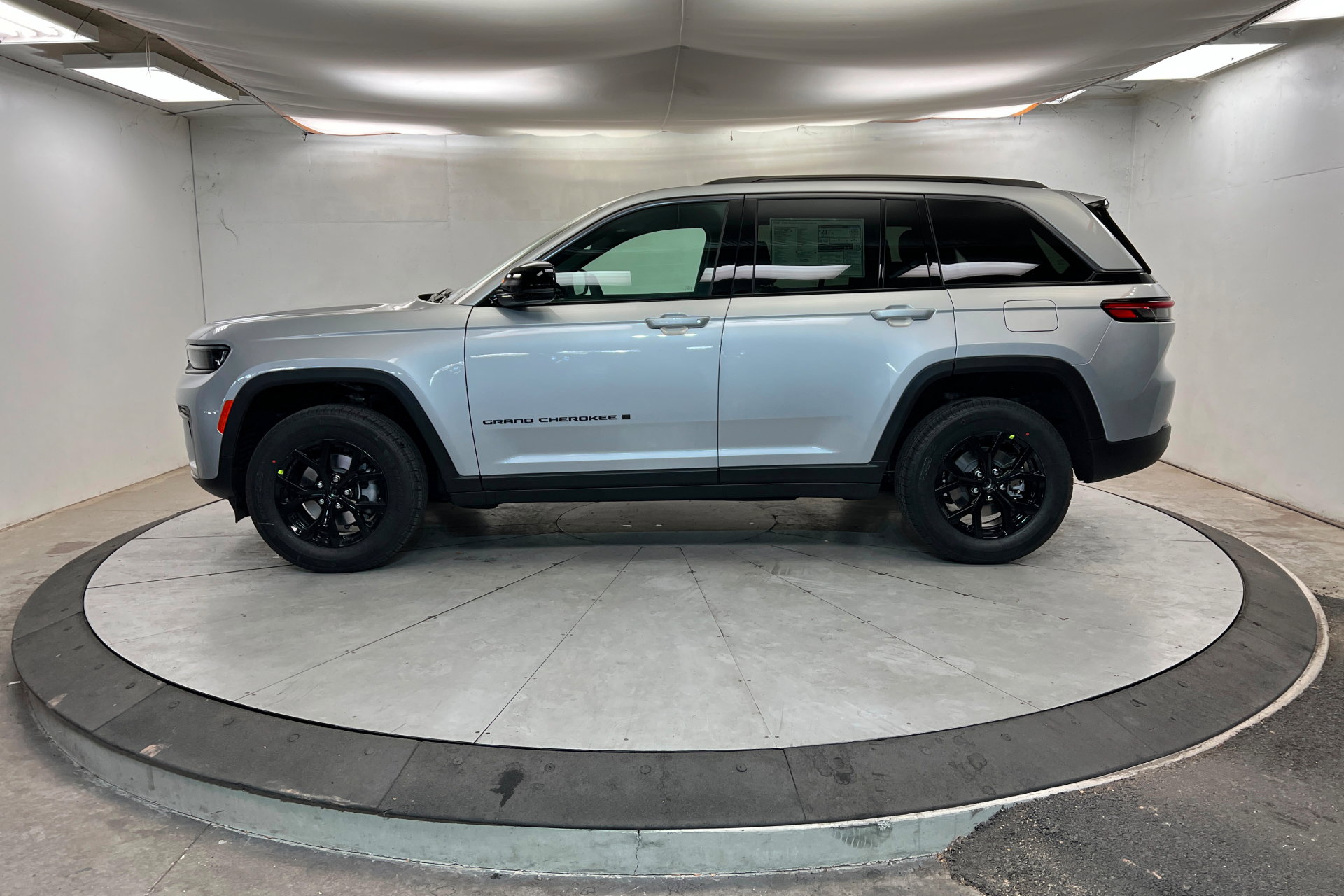 New 2026 Jeep Grand Cherokee Altitude AWD/4WD image 2