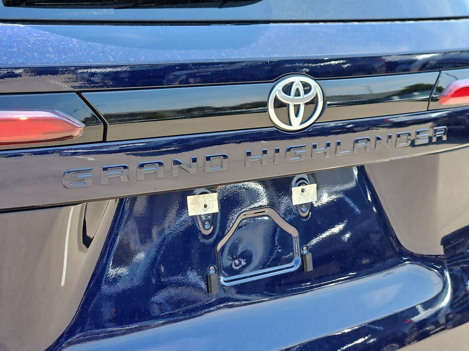Used 2025 Toyota Grand Highlander AWD image 12