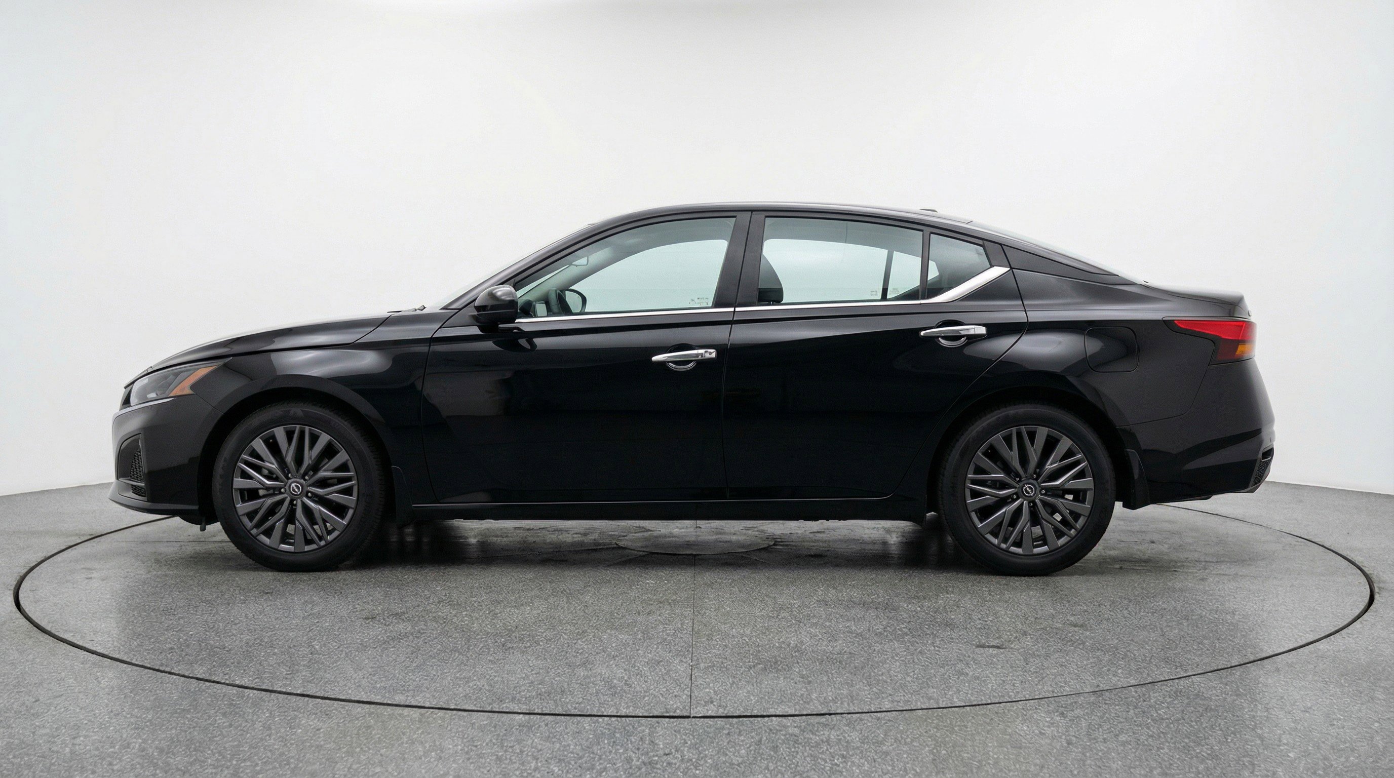Used 2025 Nissan Altima 2.5 SV image 5