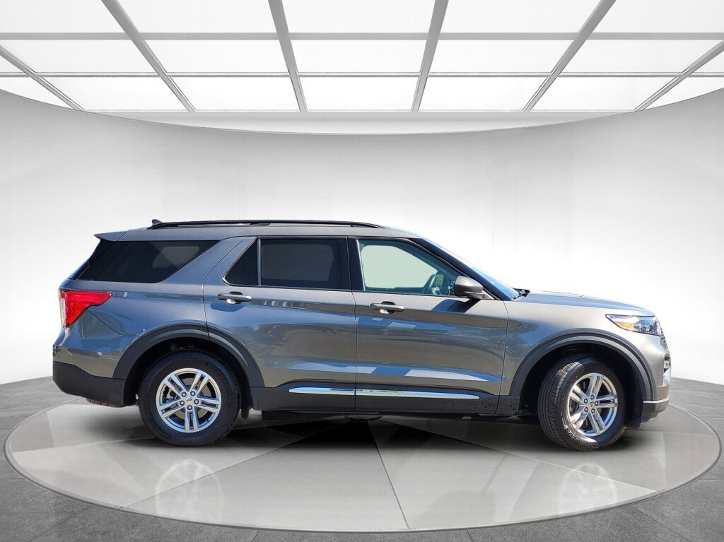 Used 2023 Ford Explorer XLT w/ Equipment Group 202A image 3