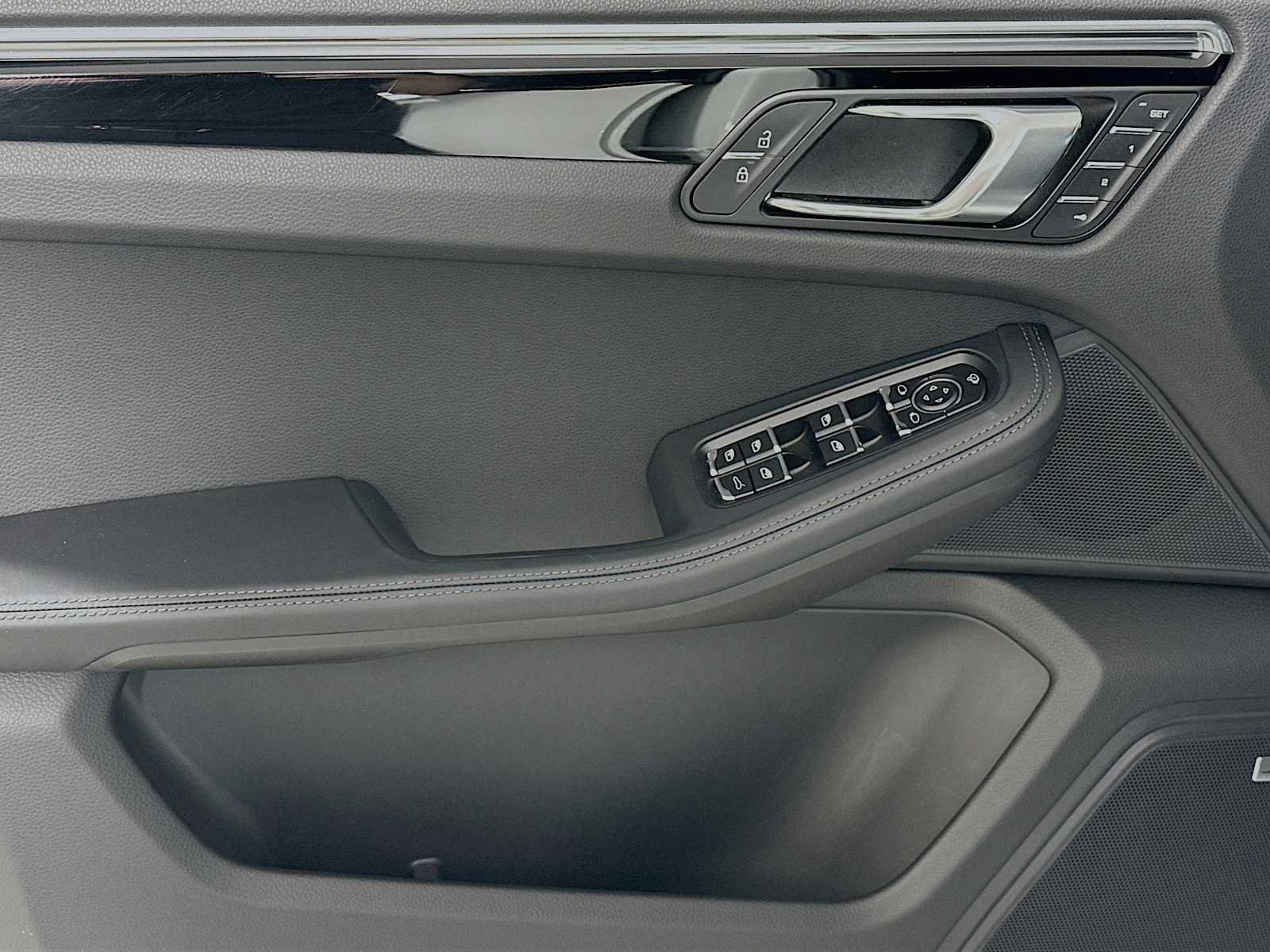 Certified 2025 Porsche Macan AWD/4WD image 11