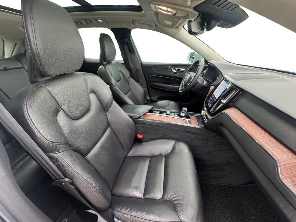 Used 2023 Volvo XC60 T8 Plus image 16