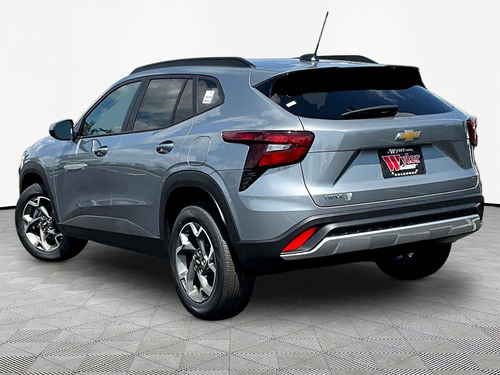New 2026 Chevrolet Trax LT w/ Sunroof Package FWD image 4