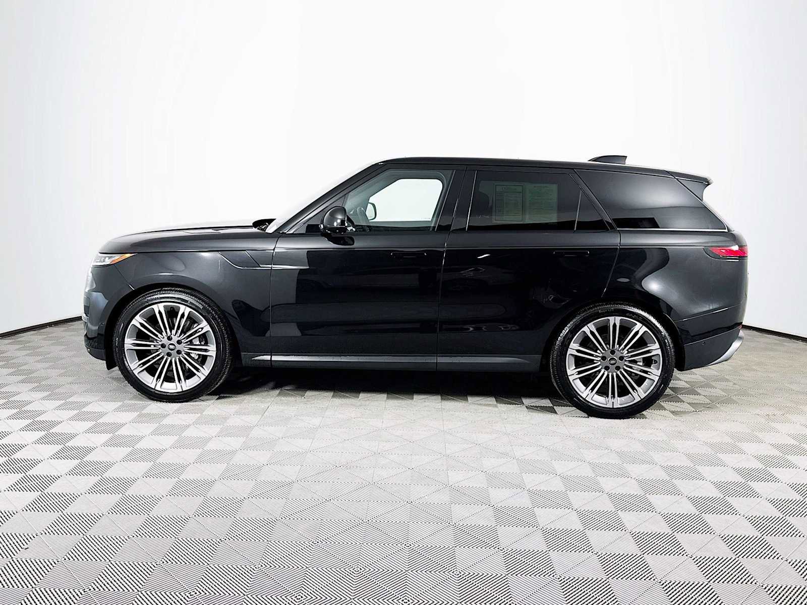 Used 2025 Land Rover Range Rover Sport SE image 8