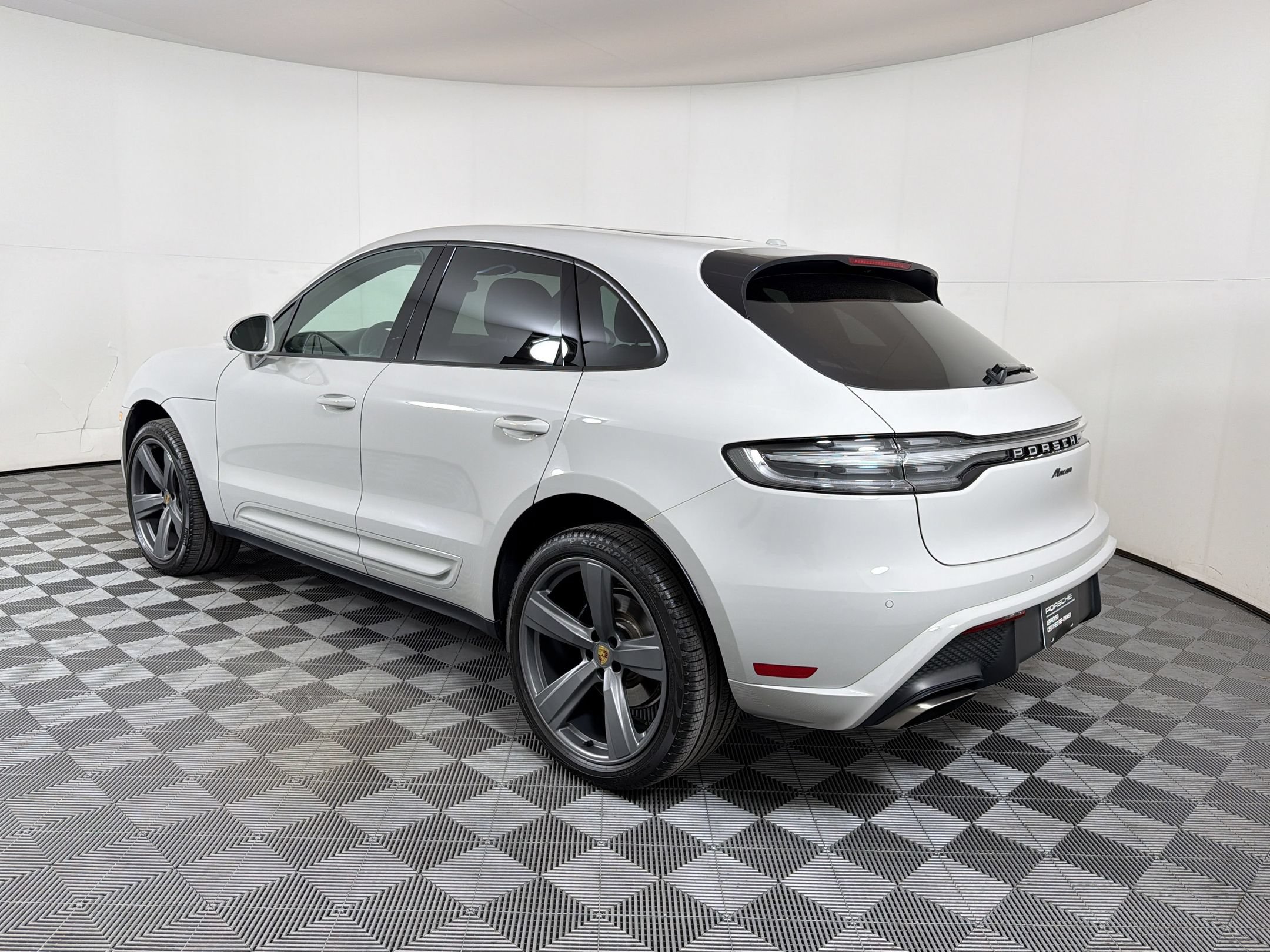 Certified 2025 Porsche Macan AWD/4WD image 3