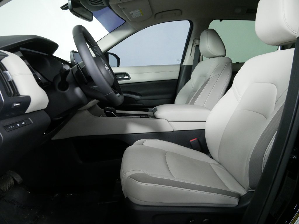 Used 2025 Nissan Pathfinder SL AWD/4WD image 15