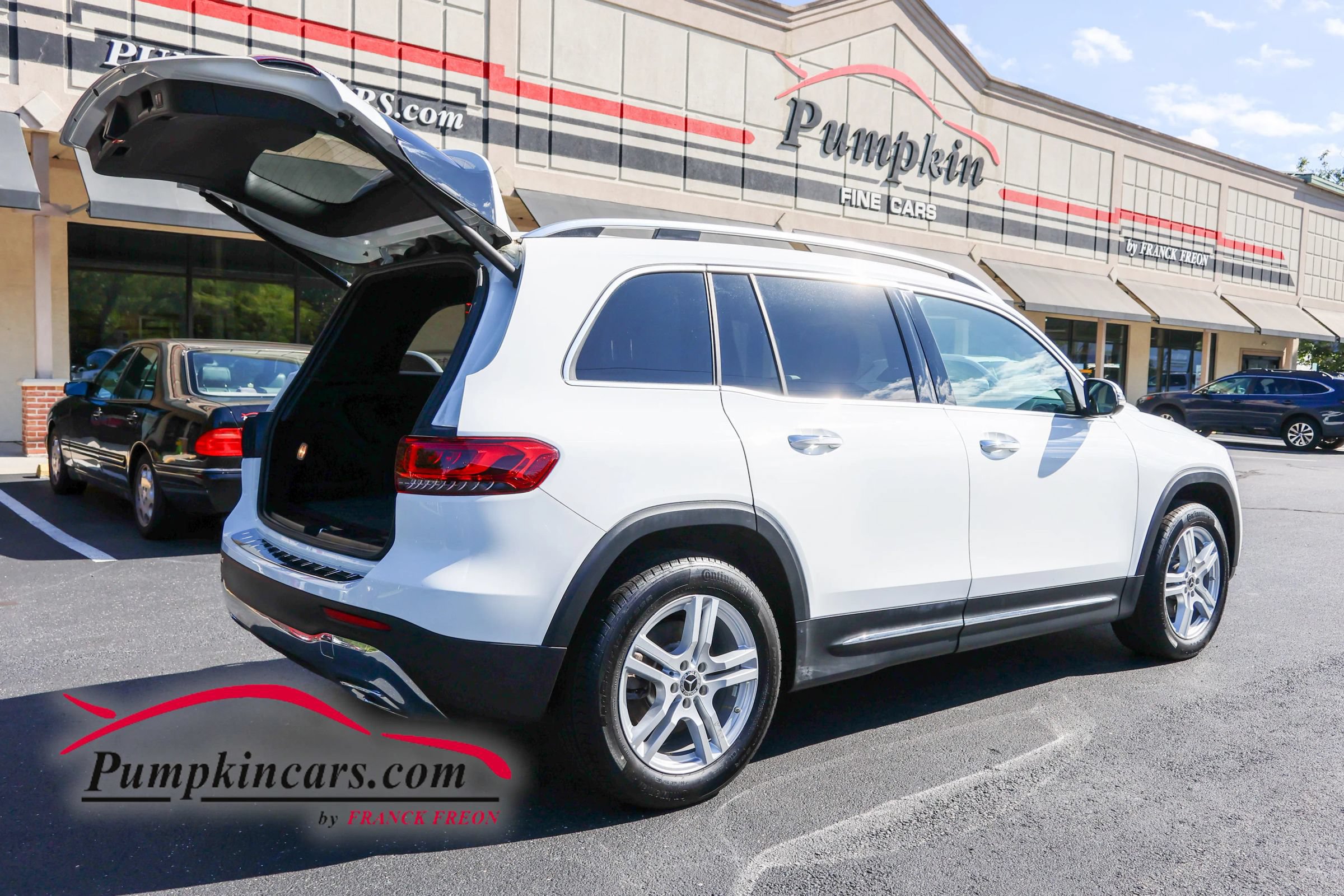 Used 2023 Mercedes-Benz GLB 250 4MATIC w/ Premium Package image 11