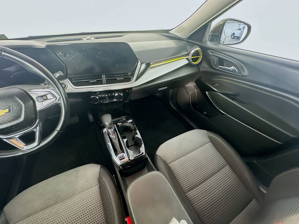 Used 2024 Chevrolet Trax LT w/ LT Convenience Package FWD image 11