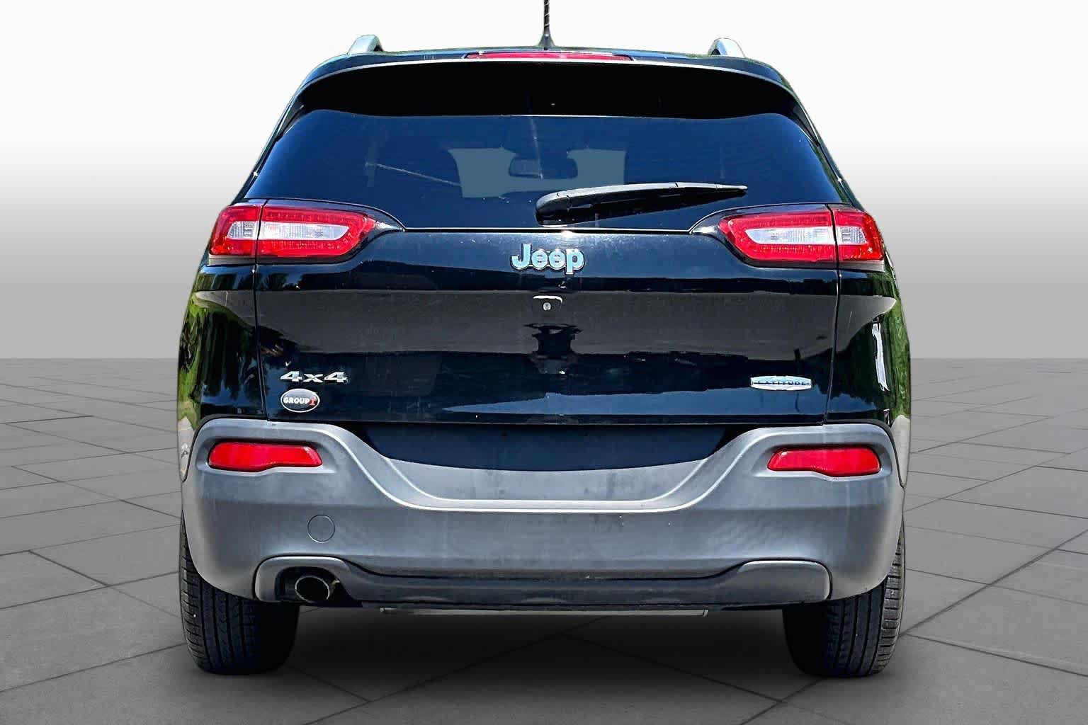 Used 2018 Jeep Cherokee Latitude Plus AWD/4WD image 5