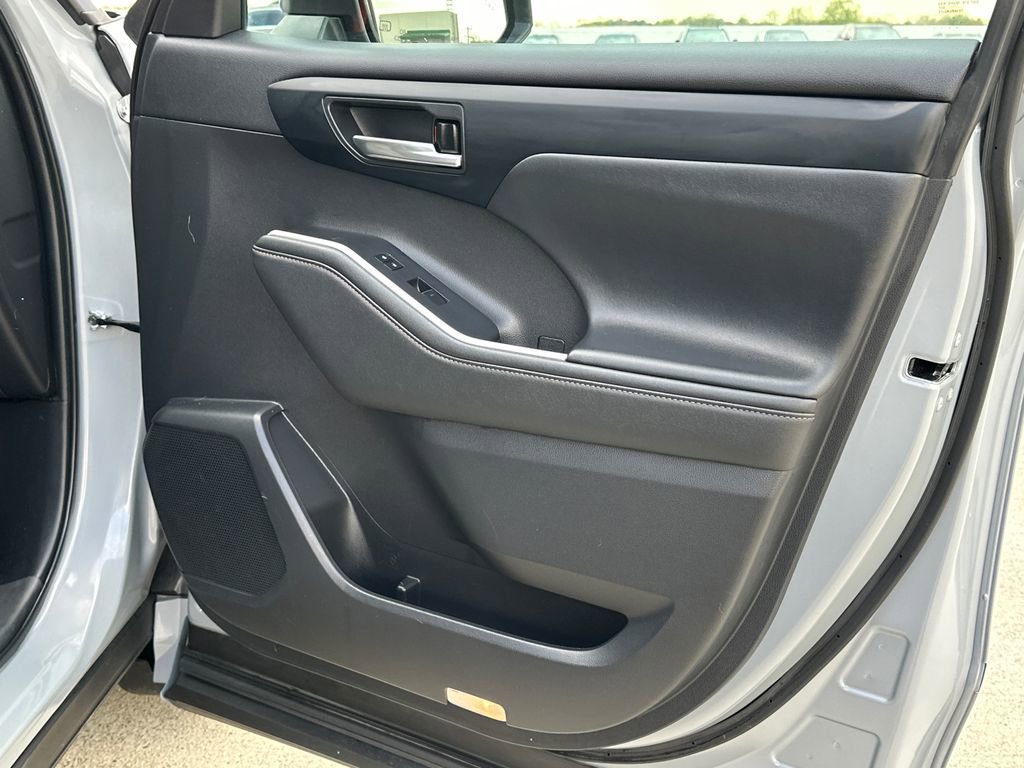 Used 2022 Toyota Highlander Bronze Edition image 16