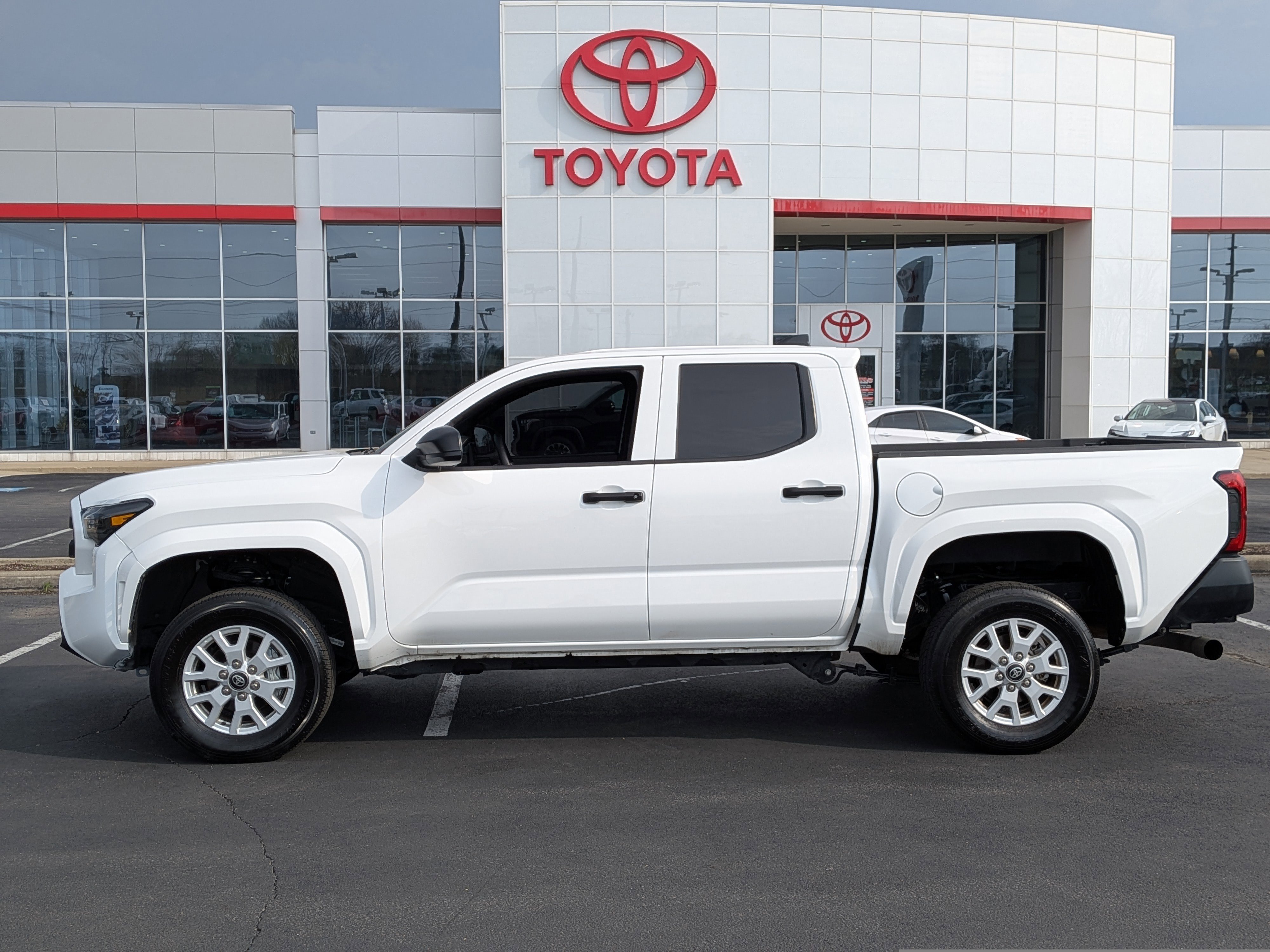 Used 2025 Toyota Tacoma SR image 4