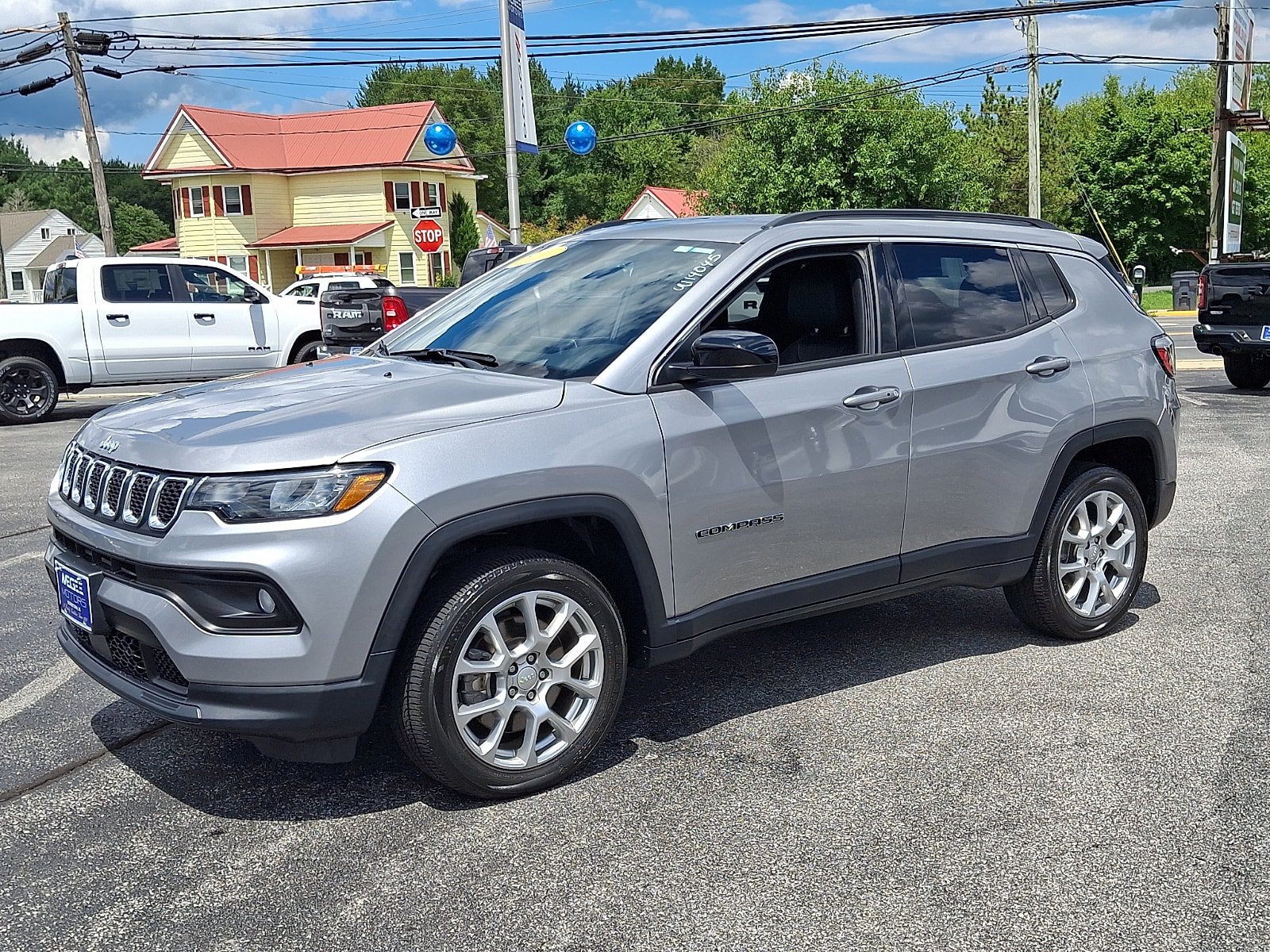 Used 2023 Jeep Compass Latitude AWD/4WD image 3